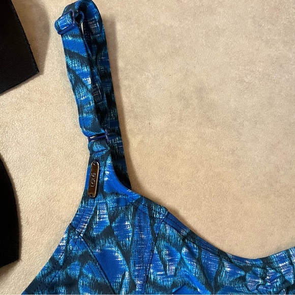 LOLE Blue Sports Bra with Removable Pads. Size 10. ACTIVE. GYM. WORKOUT - Picture 2 of 3
